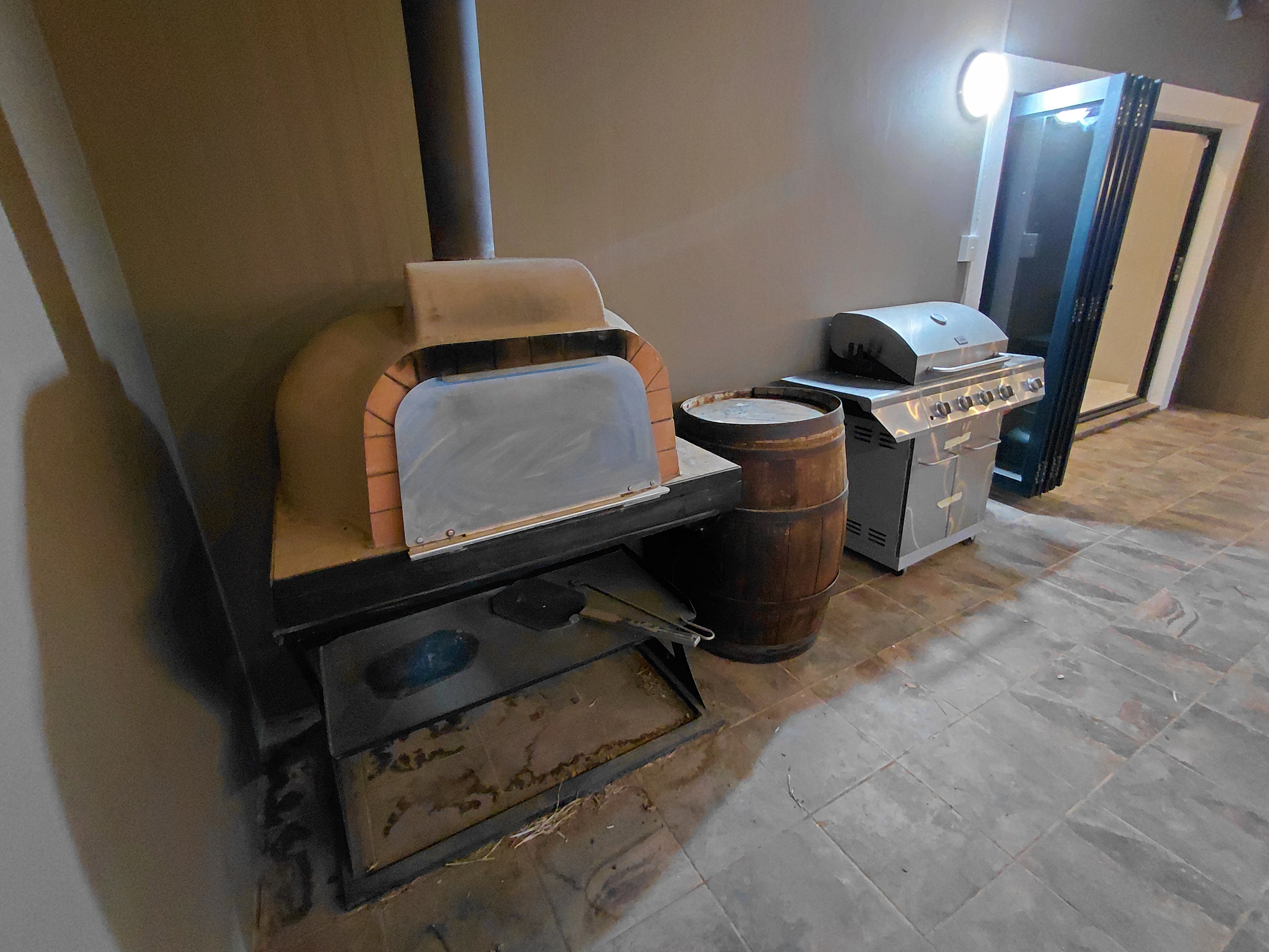 Wood-fired pizza oven